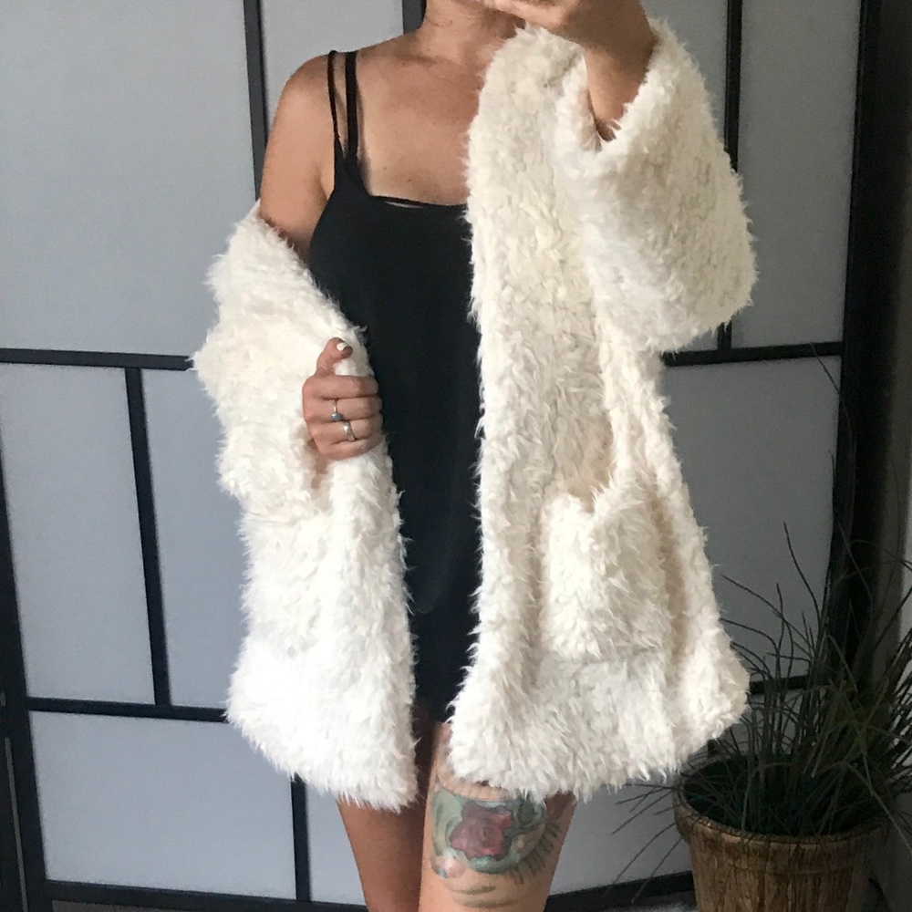 LAST 1️⃣ Soft & Fluffy Oversized Hoodie Coat - Picture 4 of 8
